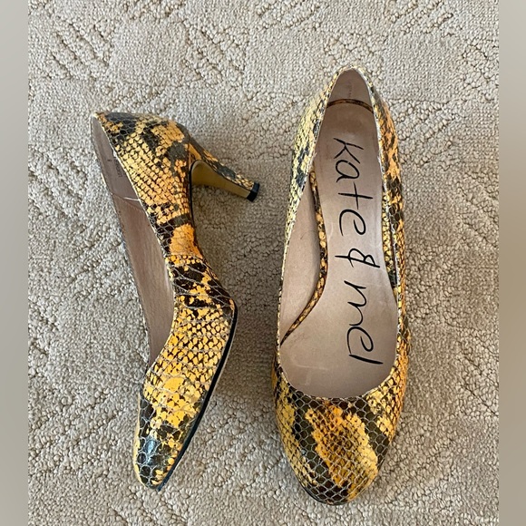 Size 8 snake pumps, yellow and black, 1.5 inch kitten heel, round toe - Picture 4 of 6